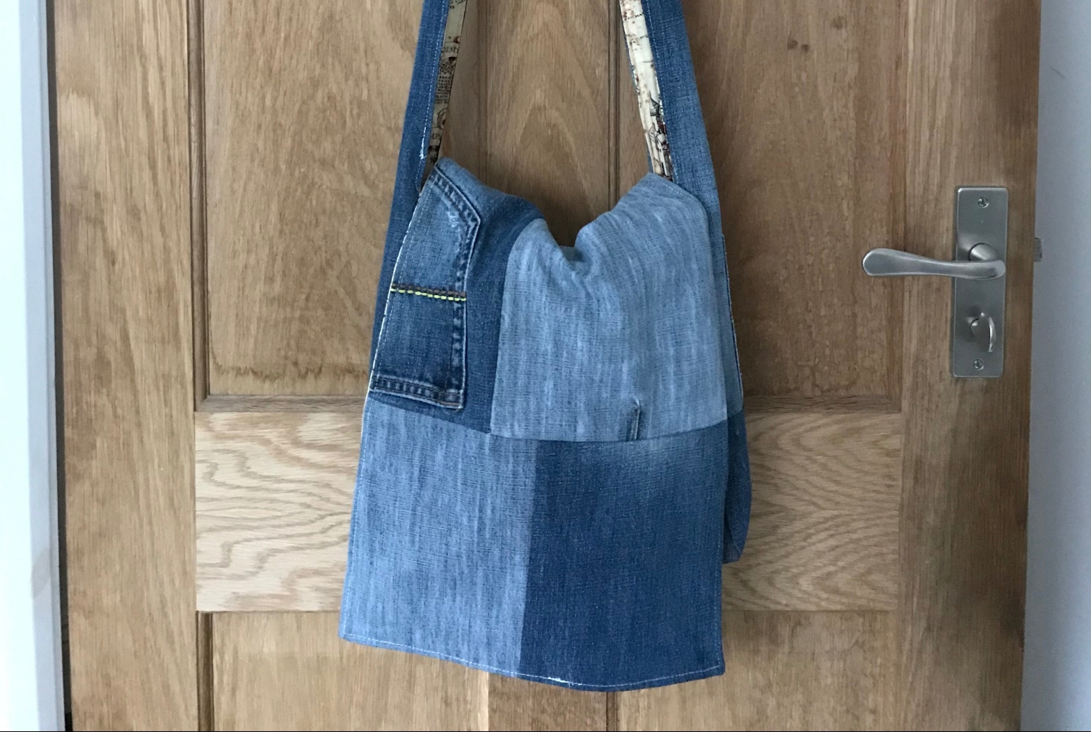 Handmade haven made a messenger bag from old jeans and lined it with marauders map fabric